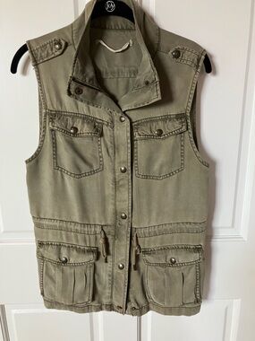 Utility Cargo Vest in Olive Green